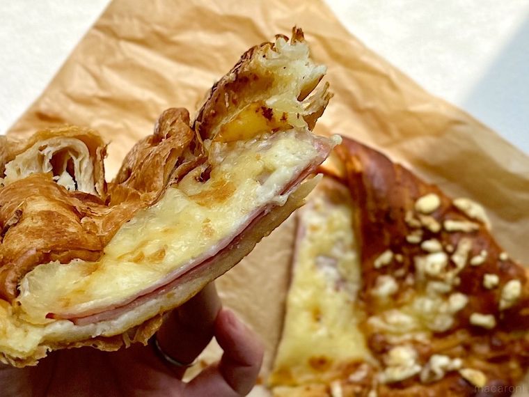 半分にカットしたコストコ フードコートのクロワッサンハムチーズの断面