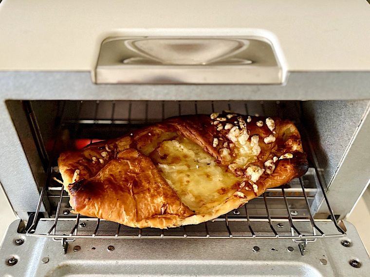 自宅に持ち帰ったコストコ フードコートのクロワッサンハムチーズをトースターで温め直しているところ