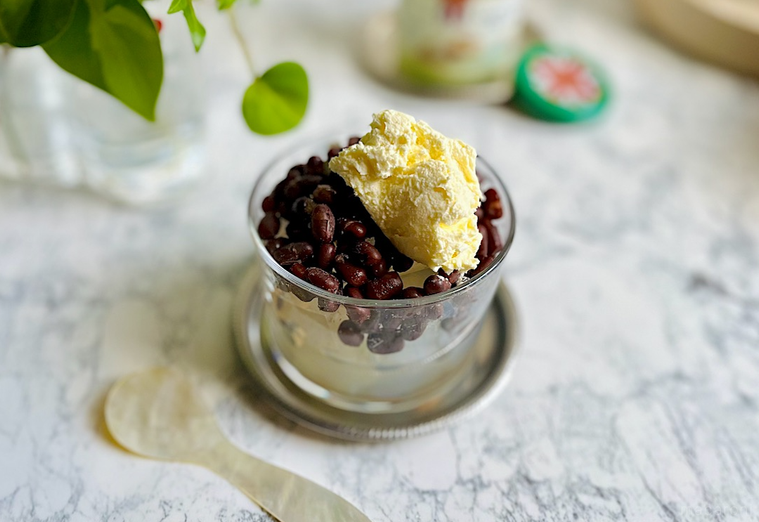 ガラスの器に盛ったコストコのクロテッドクリームを使ったクリームあんみつ、スプーン