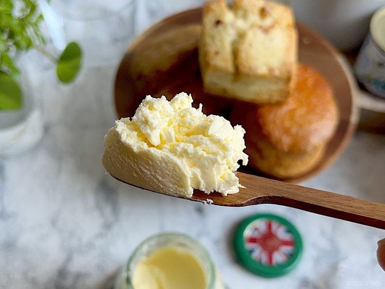 コストコのクロテッドクリームをバターナイフですくって持ち上げたところ