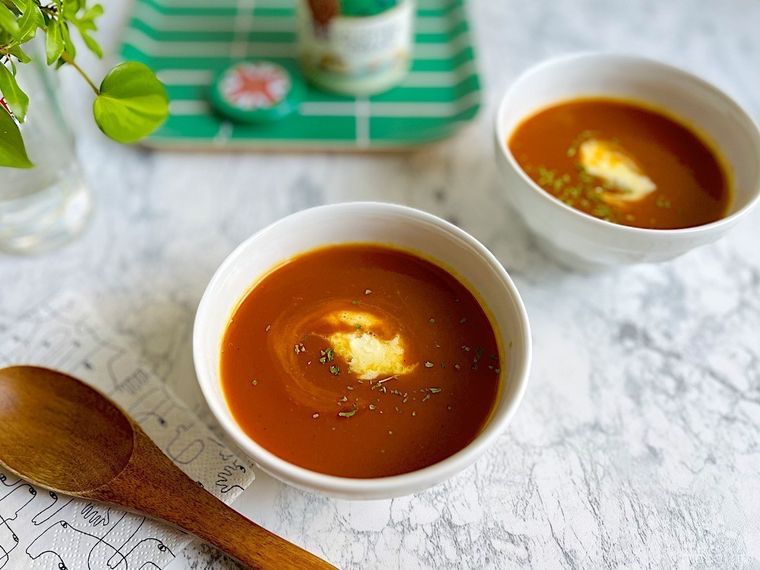 コストコのクロテッドクリームをトッピングしたポタージュが入った2個の白い器、木製スプーン