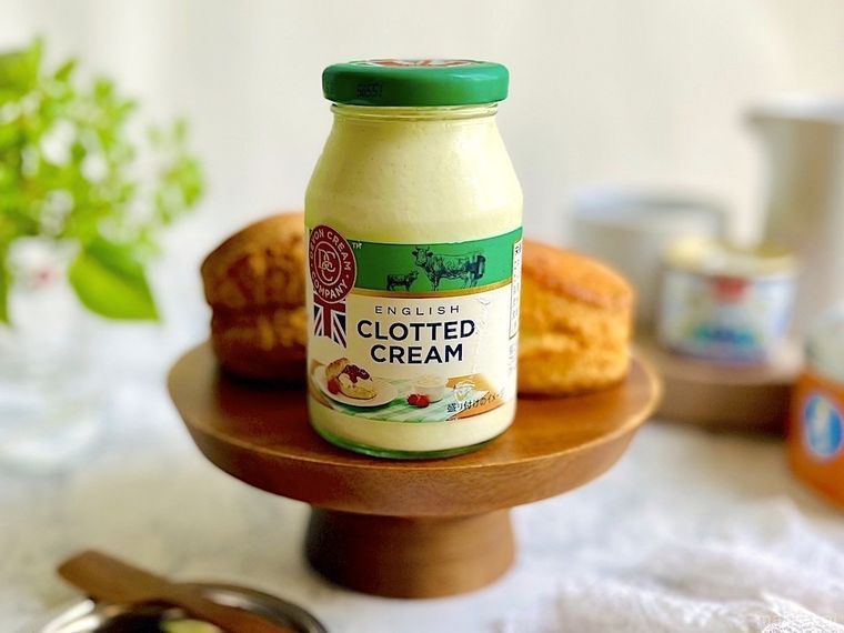 木製スタンドの上に置いたコストコのクロテッドクリームとスコーン