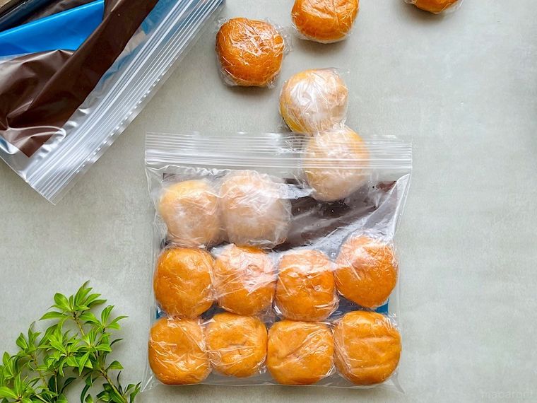 ラップやジップ付き保存袋に入れて冷凍しているコストコのベニエ