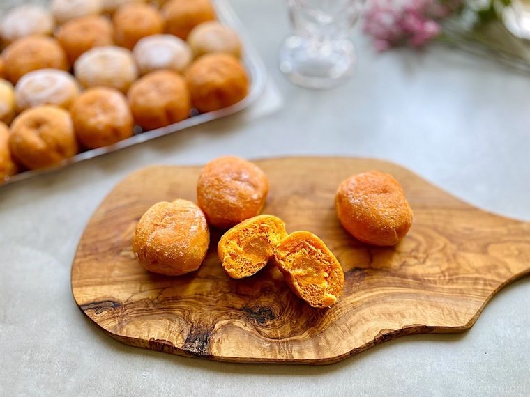 ウッドボードの上に4個取り分けて半分にカットしたコストコのベニエパッションフルーツ