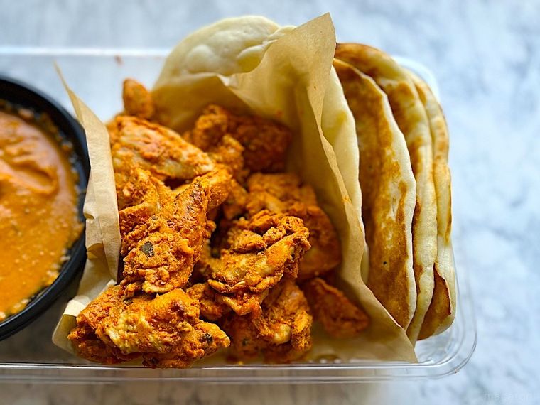 コストコのバターチキンカレーにセットされているチキンとナン