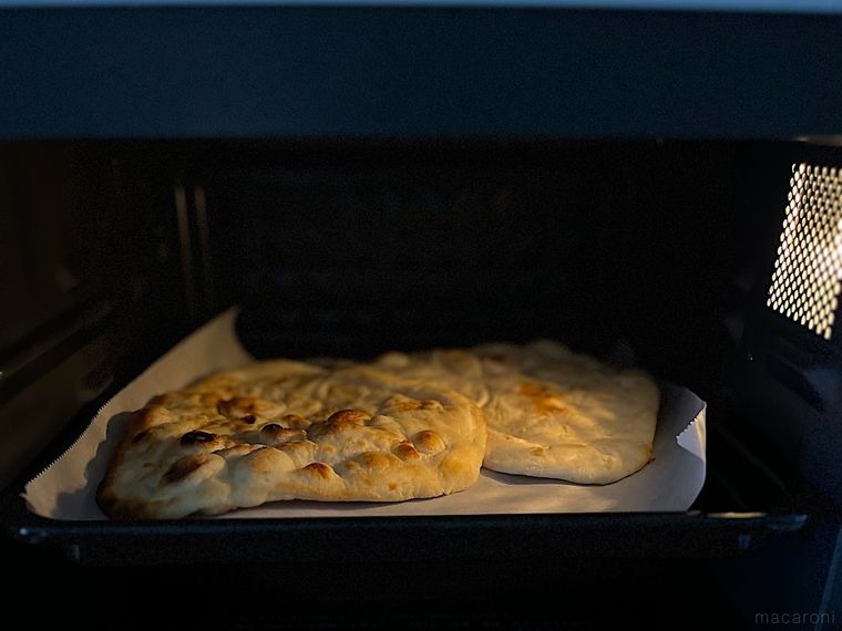 コストコのバターチキンカレーにセットされているナンをオーブンで加熱しているところ