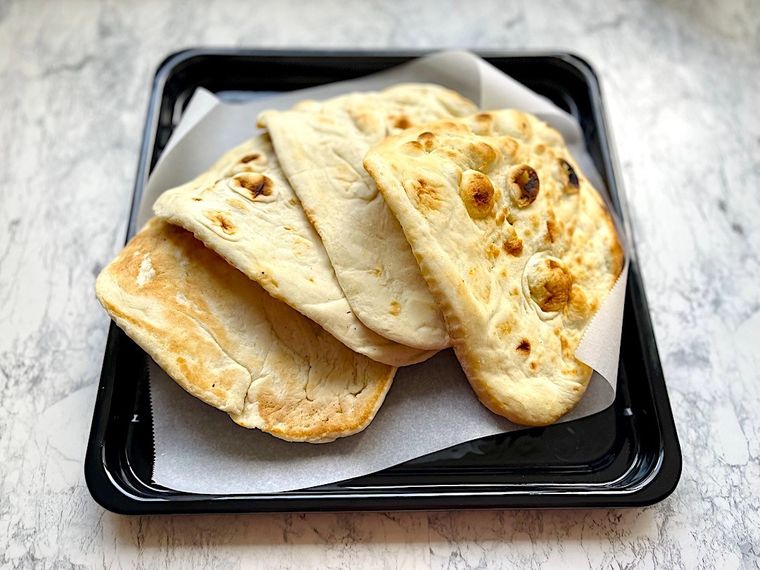 コストコのバターチキンカレーにセットされている4枚のナンをトレーに広げたところ