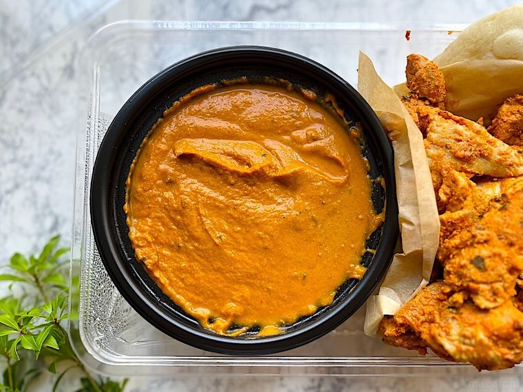 コストコのバターチキンカレーにセットされているカレールーのアップ