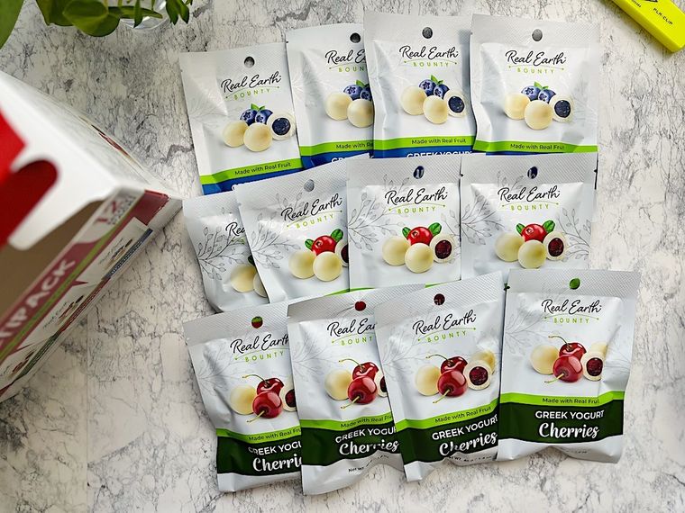 コストコグーリークヨーグルトフルーツボールに入っている小分けパックを12袋すべて出して並べたところ