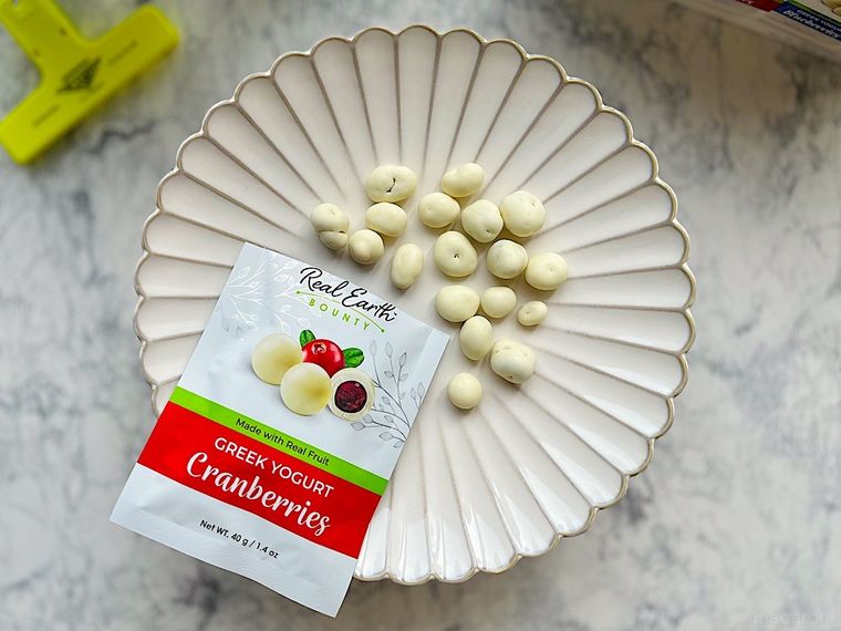 コストコグリークヨーグルトフルーツボールクランベリーの小分けパックを開封してプレートに出したところ