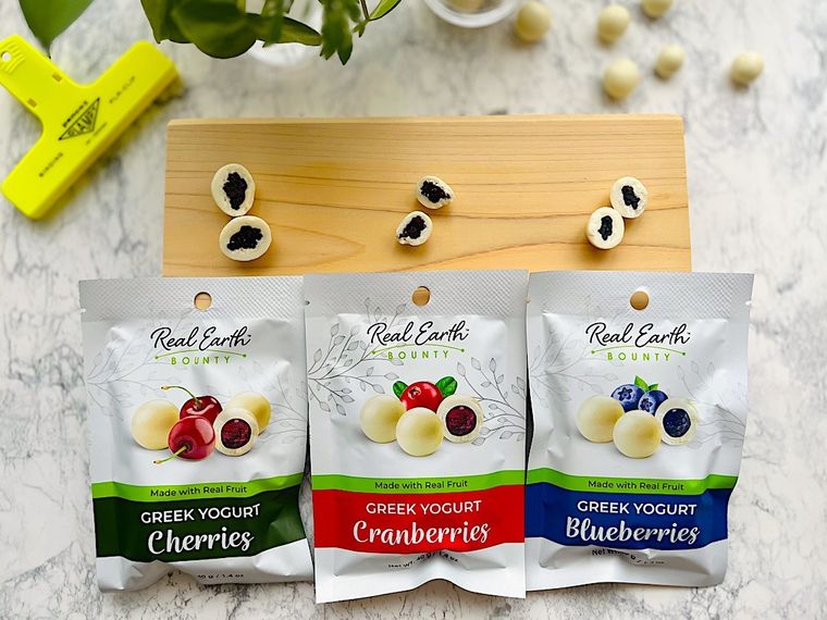 コストコグリークヨーグルトフルーツボール3種類をそれぞれ半分にカットして、ウッドボードの上にパッケージと並べたところ