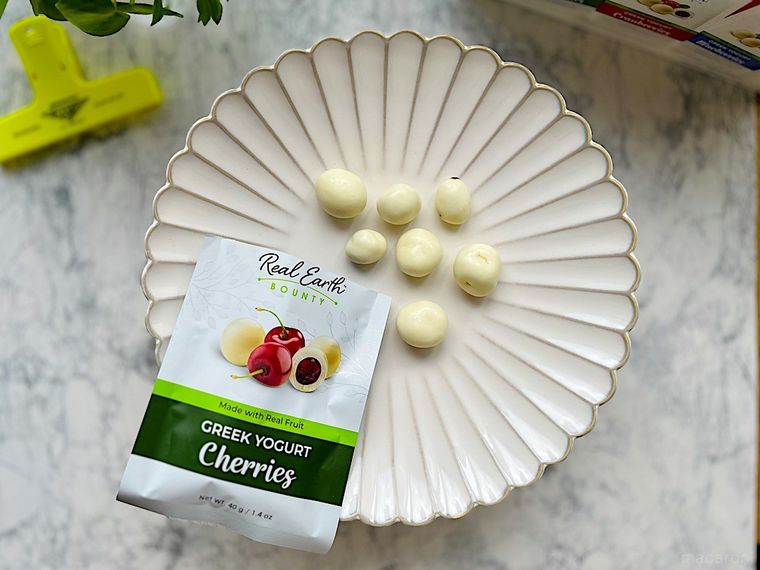 コストコグリークヨーグルトフルーツボールチェリーの小分けパックを開封してプレートに出したところ