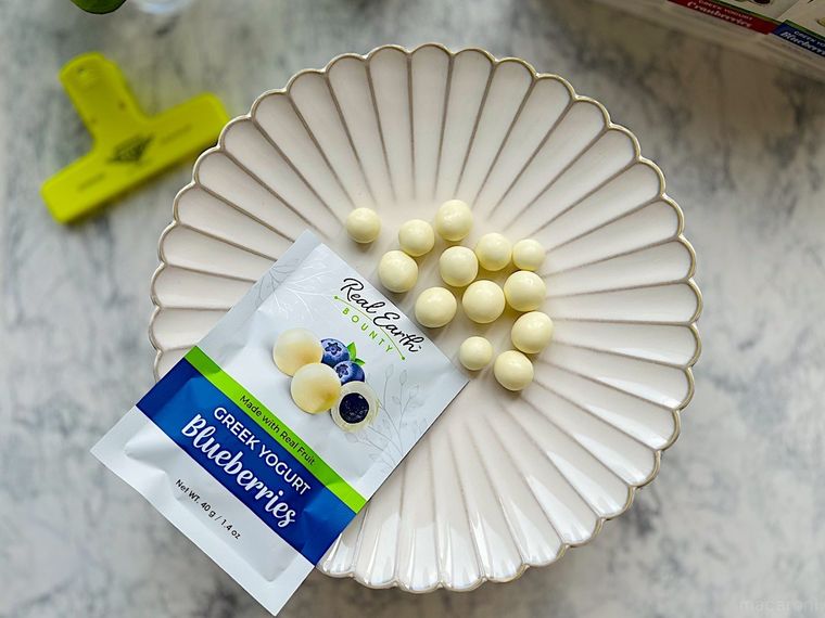コストコグリークヨーグルトフルーツボールブルーベリーの小分けパックを開封してプレートに出したところ