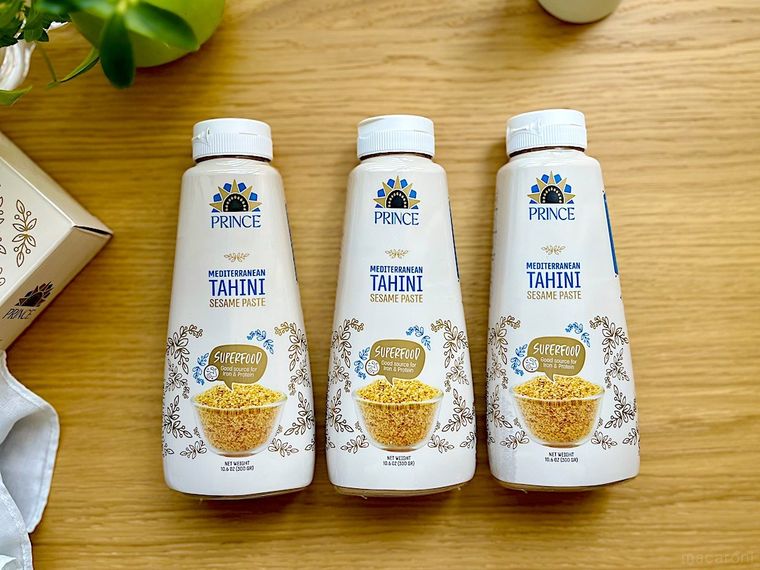 コストコのタヒニゴマペーストを箱から出して、テーブルの上に3本並べたところ