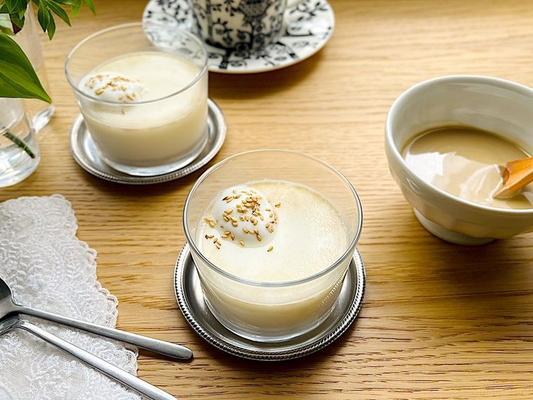 ガラスの器に入ったコストコのタヒニゴマペーストプリン、白い器に入ったタヒニ、カトラリー、コーヒーカップ