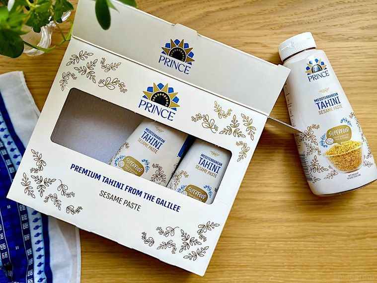 コストコのタヒニゴマペーストを箱を開けて1本取り出したところ