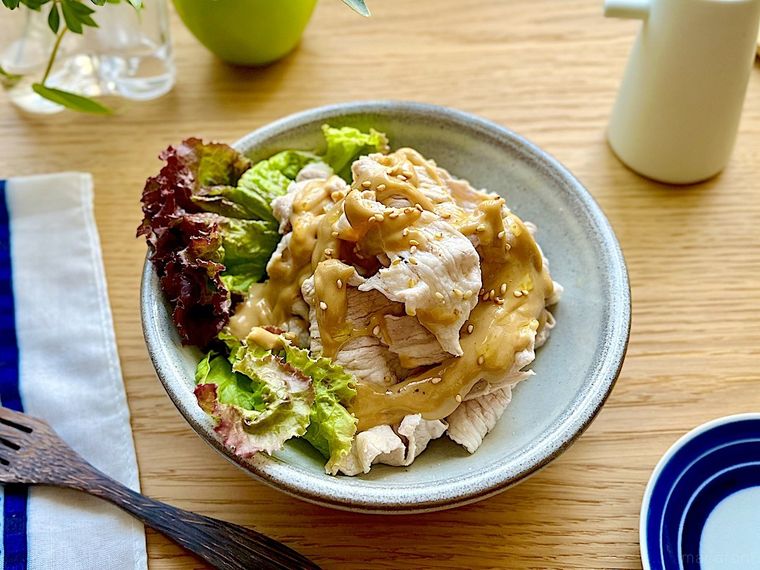 グレーの器に盛り付けたコストコのタヒニゴマペーストを使った豚しゃぶ、カトラリー、調味料