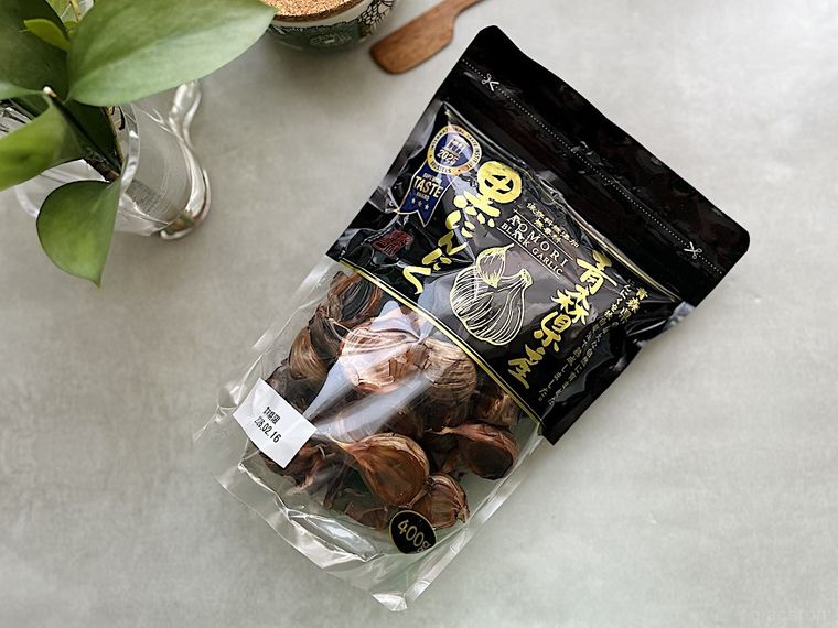 コストコの黒にんにくのパッケージと観葉植物