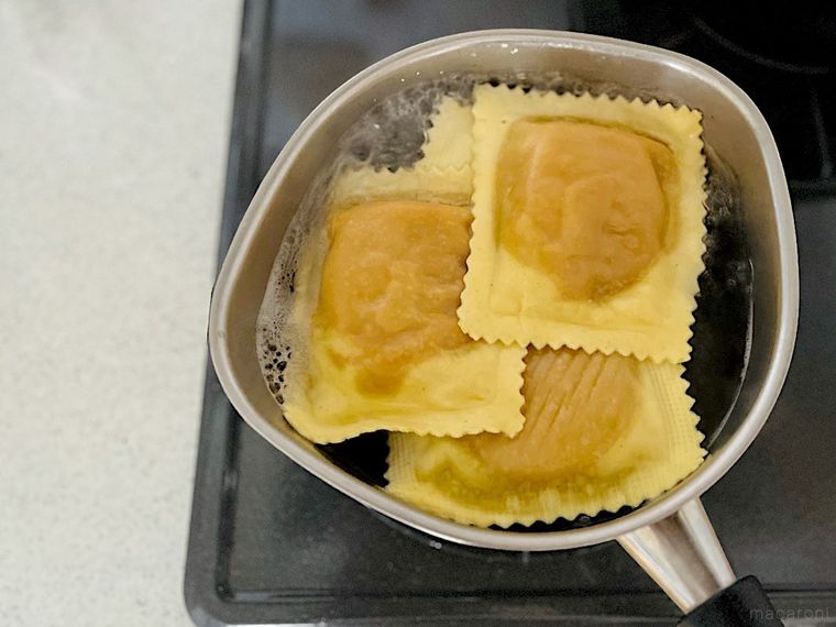 コストコのジャイアントラビオリ4個を鍋で調理しているところ