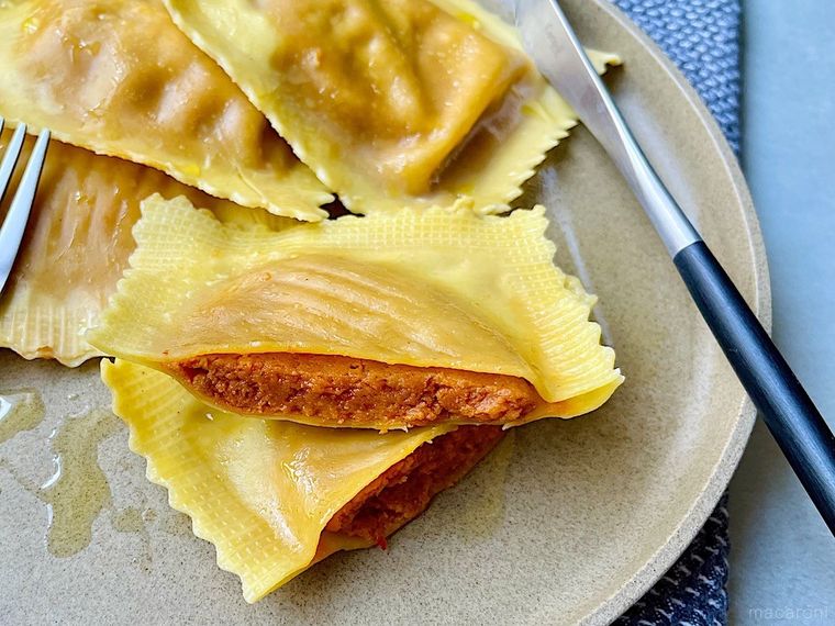 プレートに盛り付けた4個のコストコジャイアントラビオリのうち1個を半分にカットしたところ