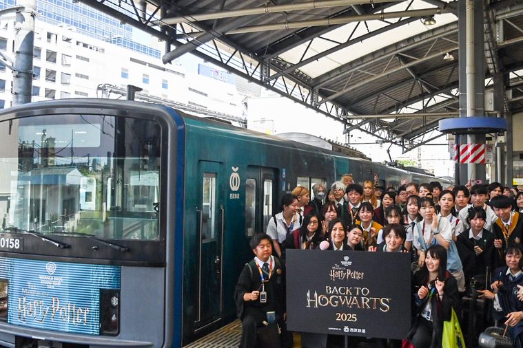 ラッピング電車とハリー・ポッターファン集合