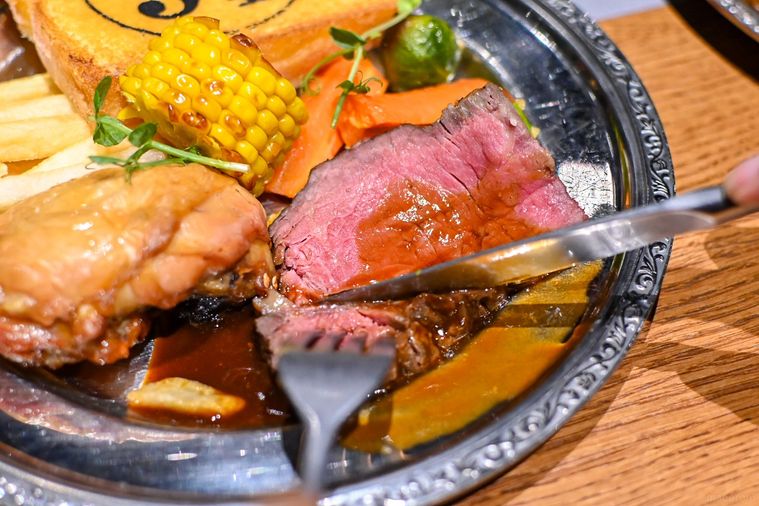 ローストビーフを切っているところ