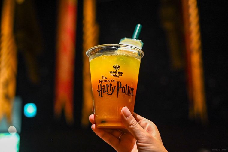 パンプキンジュースを持っているところ