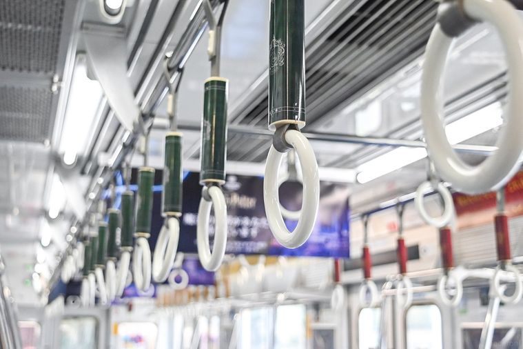 電車のつり革のアップ