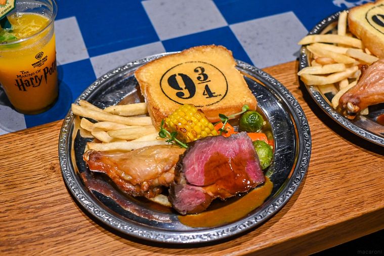 料理がのったプレートのアップ