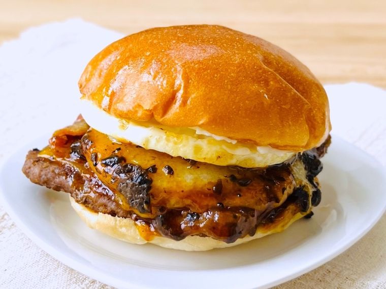 ウェンディーズ・ファーストキッチンのトリュフ月見もっちベーコネーター