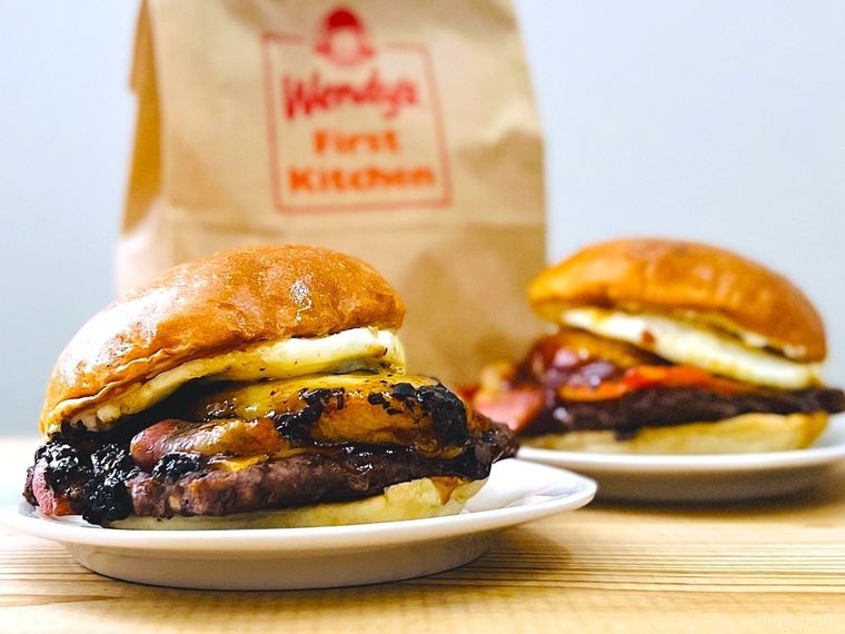 ウェンディーズ・ファーストキッチンのトリュフ月見もっちベーコネーターと月見もっちベーコネーター