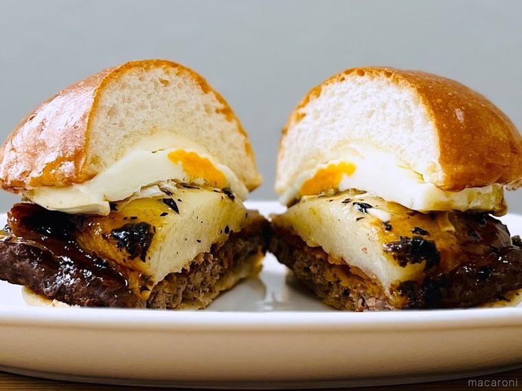 トリュフ月見もっちベーコネーターを半分にカットした様子