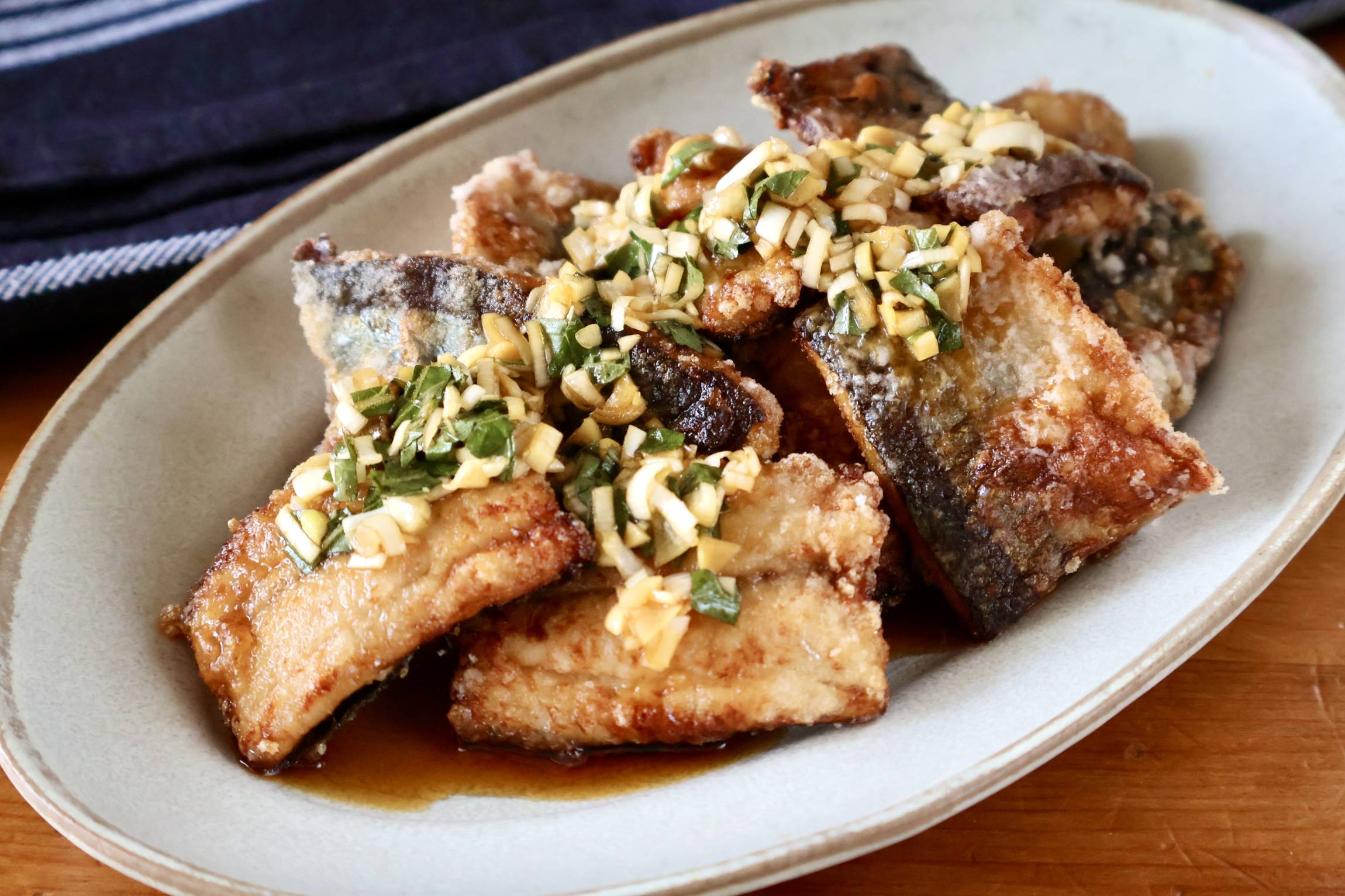 秋刀魚のおいしさを底上げ。竜田揚げの香味だれ仕立て - macaroni