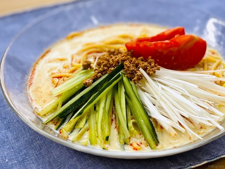 青いランチョンマットの上に置かれた冷やし担々麺