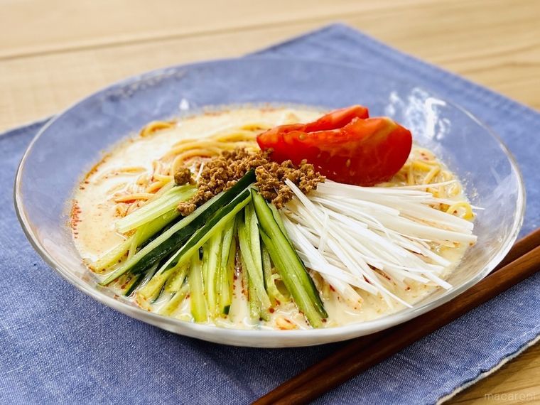 青いランチョンマットの上に置かれた冷やし担々麺