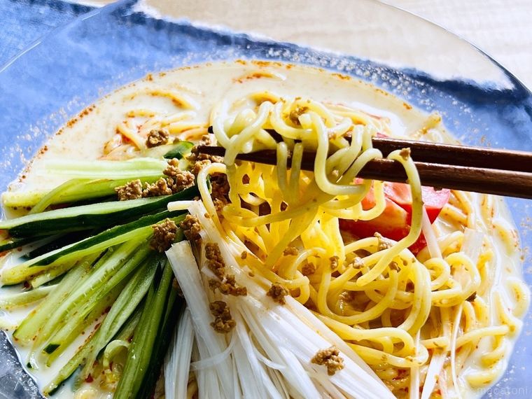 冷やし担々麺を箸ですくっている様子
