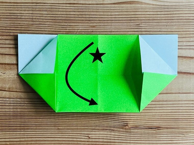 緑色の折り紙でつながる箱を作っている様子