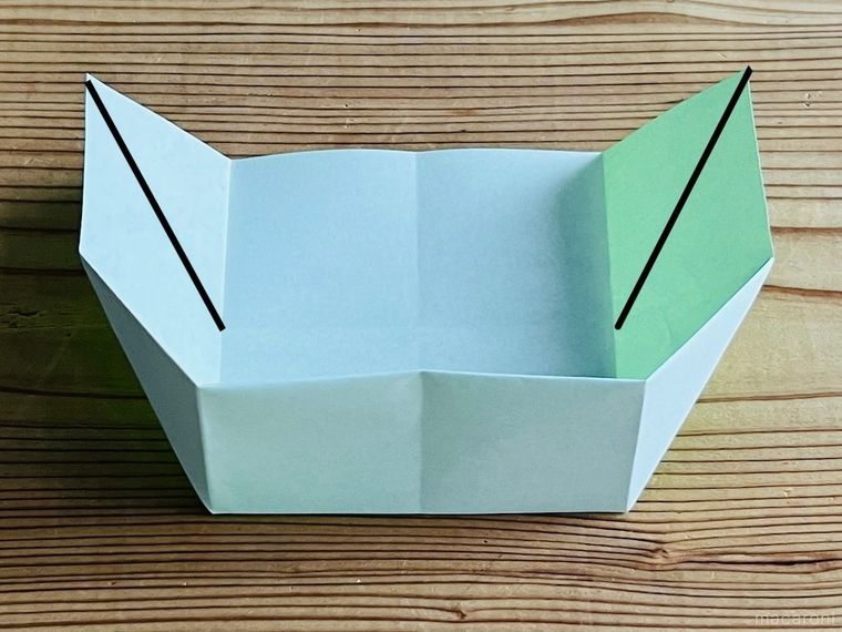 折り紙でつながる箱を作っている様子