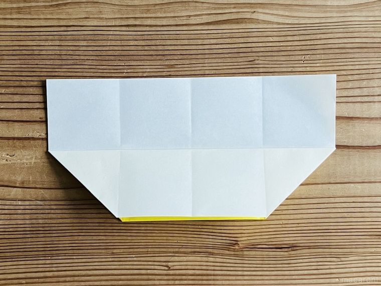 折り紙でつながる箱を作っている様子