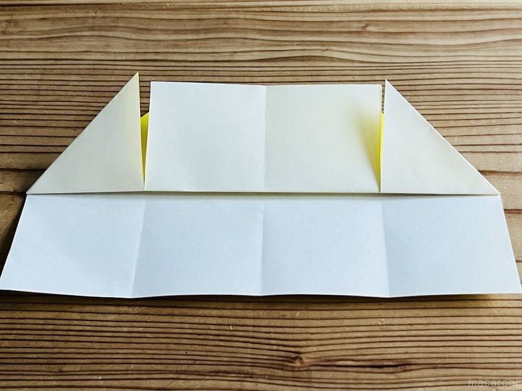 黄色の折り紙でつながる箱を作っている様子