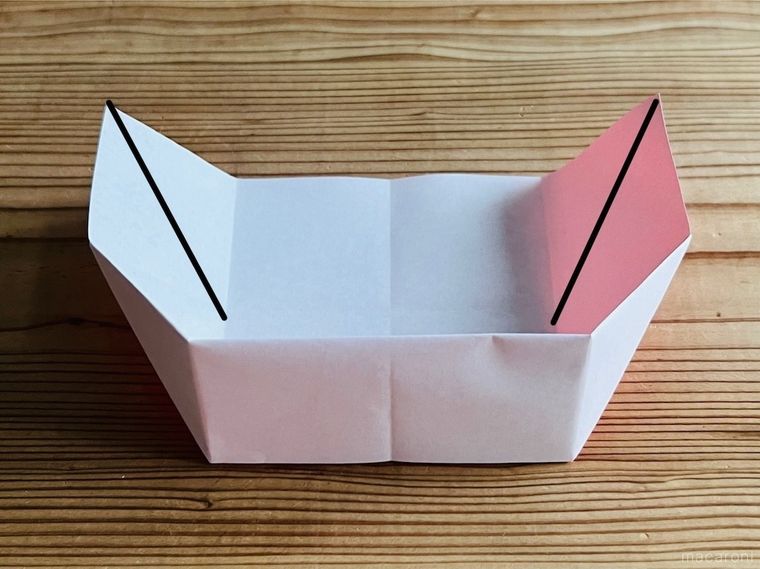 折り紙でつながる箱を作っている様子