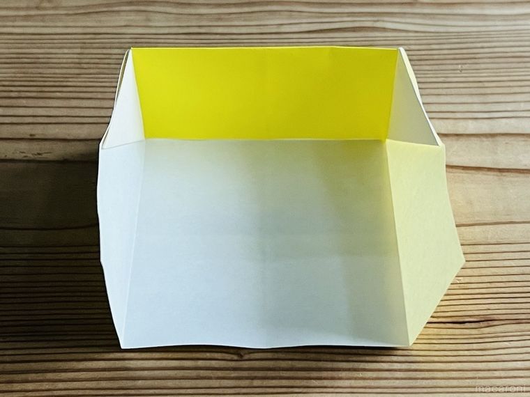 黄色の折り紙でつながる箱を作っている様子