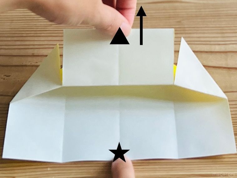 黄色の折り紙でつながる箱を作っている様子