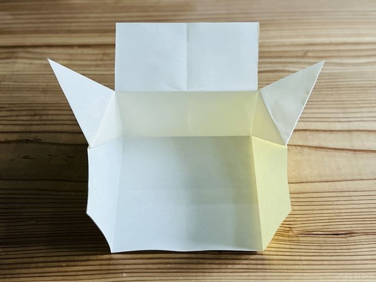 折り紙でつながる箱を作っている様子