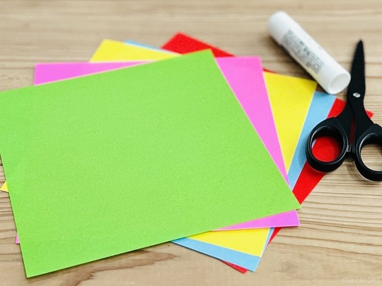 緑色、ピンク色、黄色、水色、赤色の折り紙、ハサミ、のり