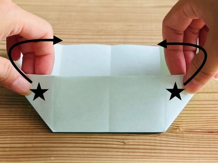 折り紙でつながる箱を作っている様子