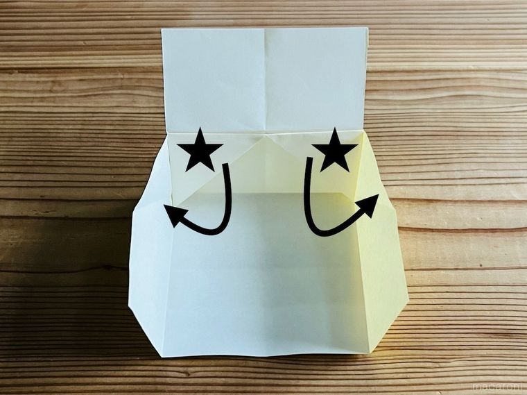 折り紙でつながる箱を作っている様子