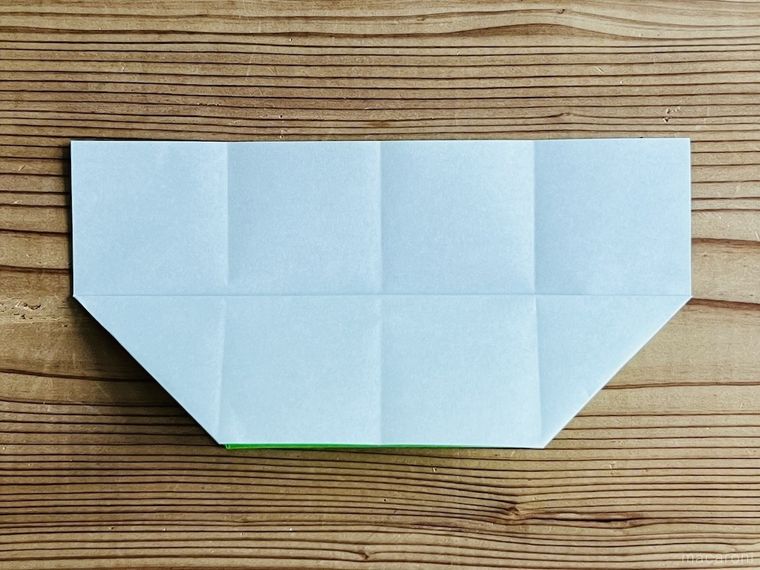 折り紙でつながる箱を作っている様子