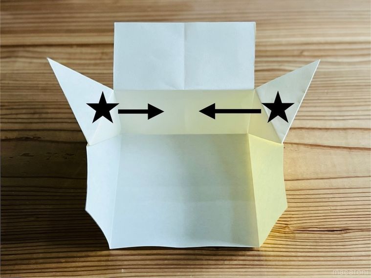 折り紙でつながる箱を作っている様子