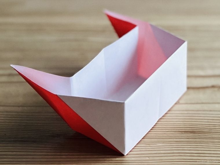 赤色の折り紙で作ったつながる箱